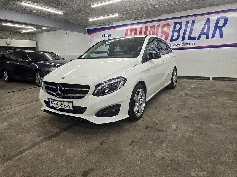 Vit Begagnad 2018 Mercedes B180 Urban Minibuss | 165 900 kr (Marknadspris) - Bild 1/4