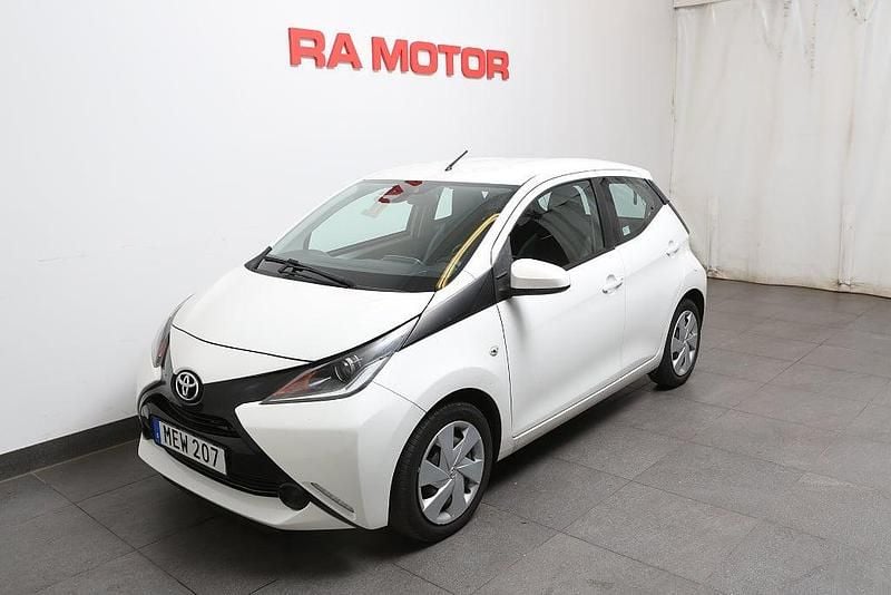 Vit Begagnad 2015 Toyota Aygo X-play Halvkombi | 69 900 kr (Marknadspris) - Bild 1/3