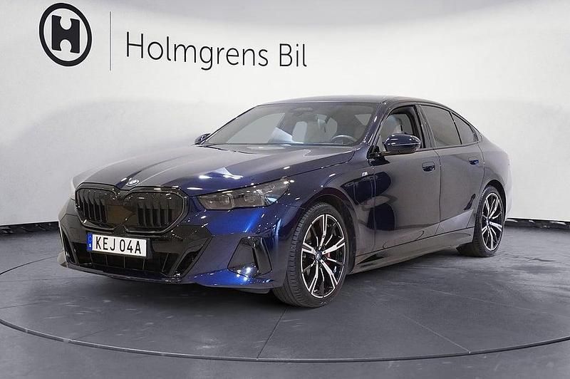 Blå Begagnad 2023 BMW 550e M Sport Sedan | 869 900 kr (Marknadspris) - Bild 1/4