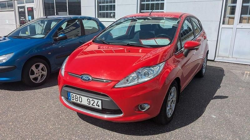 Röd Begagnad 2012 Ford Fiesta Halvkombi | 59 500 kr (Dyr) - Bild 1/4