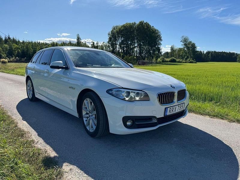 Vit Begagnad 2017 BMW 520 Kombi | 175 000 kr (Superpris) - Bild 1/4