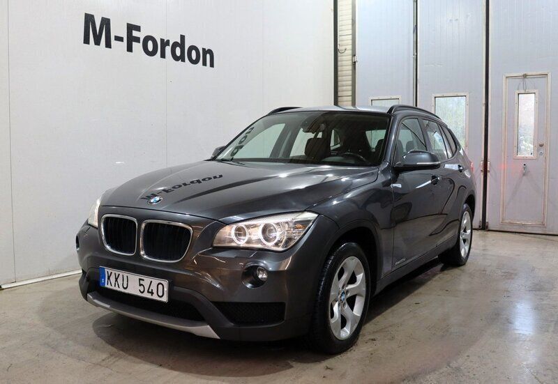 Grå Begagnad 2013 BMW X1 Comfort Edition SUV | 179 900 kr (Dyr) - Bild 1/4