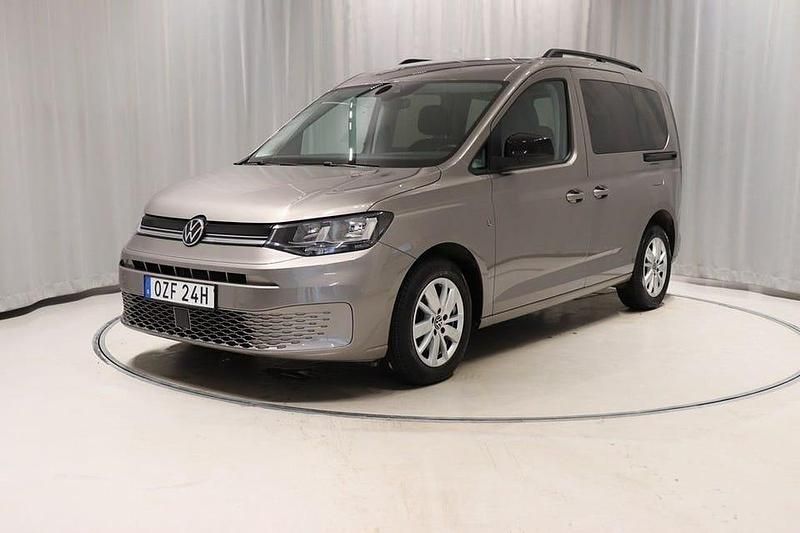 Ljusbrun (brun) Begagnad 2022 VW Caddy Life Minibuss | 299 900 kr (Marknadspris) - Bild 1/4