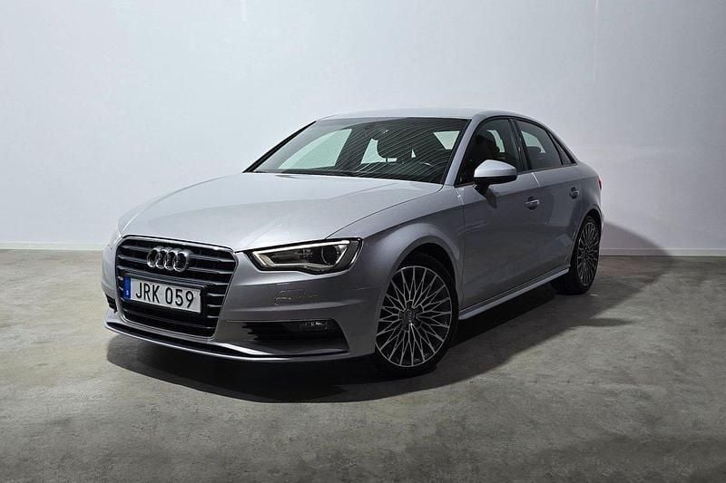 Grå Begagnad 2015 Audi A3 Ambition Sedan | 154 900 kr (Marknadspris) - Bild 1/3
