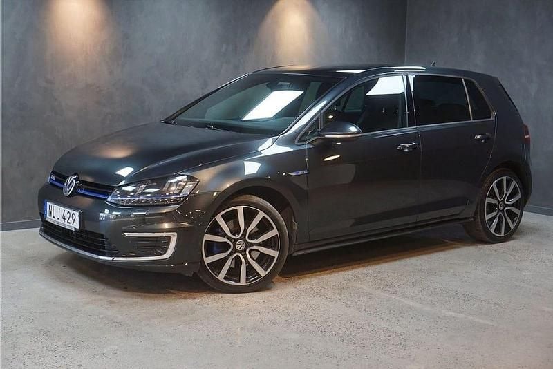 Grå metallic Begagnad 2016 VW Golf VII GTE Halvkombi | 129 900 kr (Marknadspris) - Bild 1/4