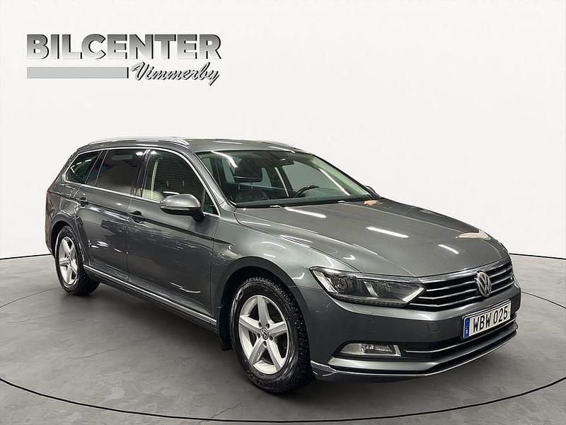 Grå Begagnad 2015 VW Passat Executive Kombi | 127 500 kr (Marknadspris) - Bild 1/4