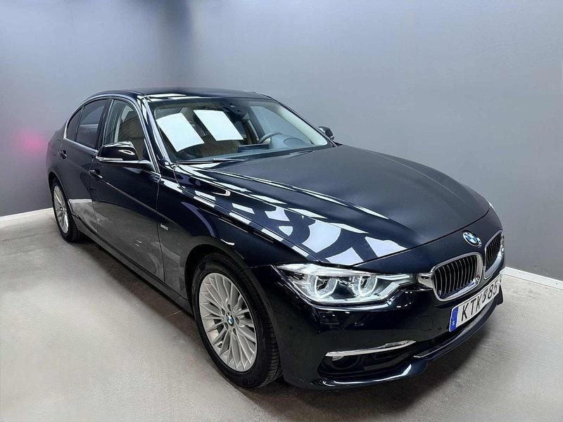 Svart Begagnad 2016 BMW 320 Luxury Line Sedan | 159 900 kr (Superpris) - Bild 1/4