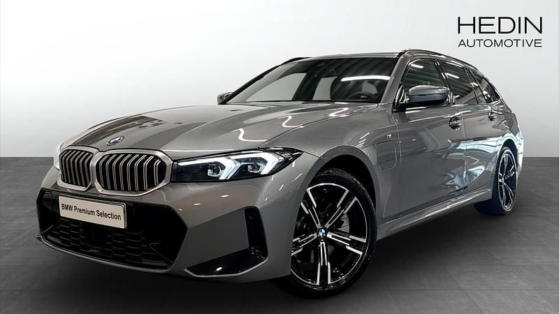 Grå (grey) Begagnad 2025 BMW 330e Comfort Edition Kombi | 514 700 kr (Marknadspris) - Bild 1/4