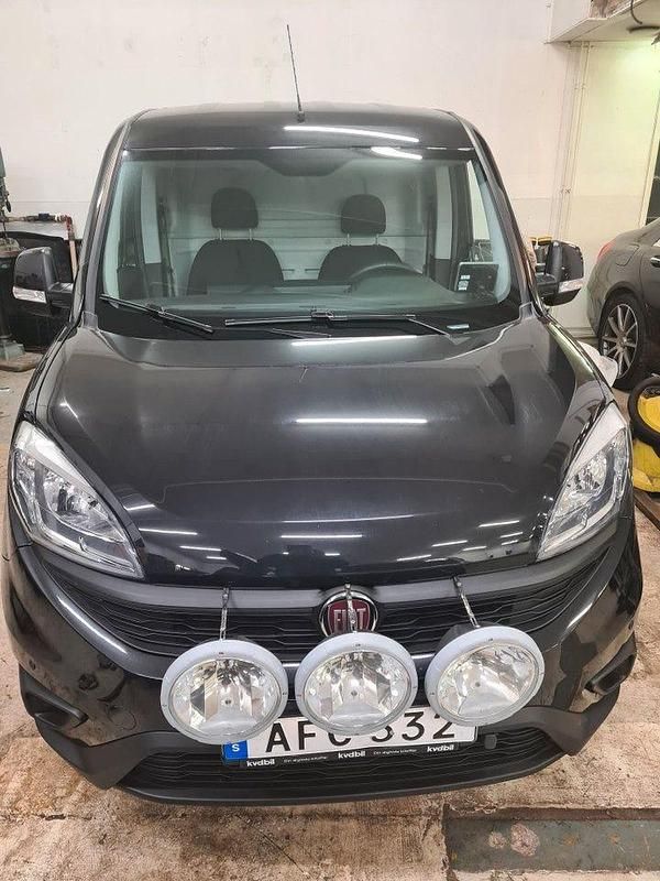 Svart Begagnad 2016 Fiat Doblò Minibuss | 85 000 kr (Marknadspris) - Bild 1/4