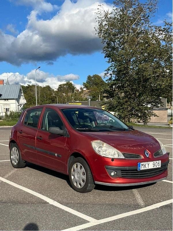Röd Begagnad 2007 Renault Clio R.S. Halvkombi | 25 000 kr (Bra pris) - Bild 1/3