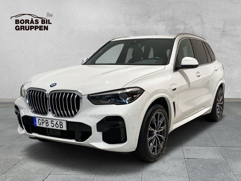 Vit Begagnad 2023 BMW X5 iPerformance SUV | 709 000 kr - Bild 1/4