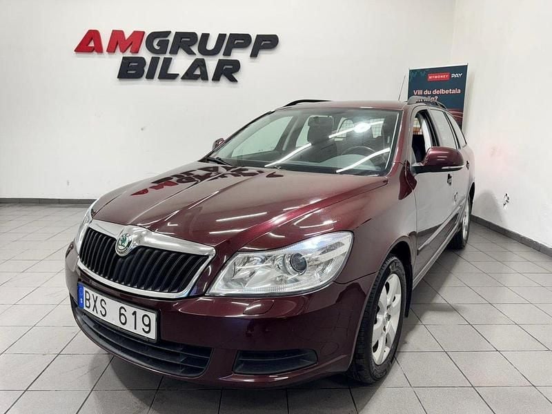 Mörkröd Begagnad 2009 Skoda Octavia Ambiente Kombi | 39 900 kr (Marknadspris) - Bild 1/4