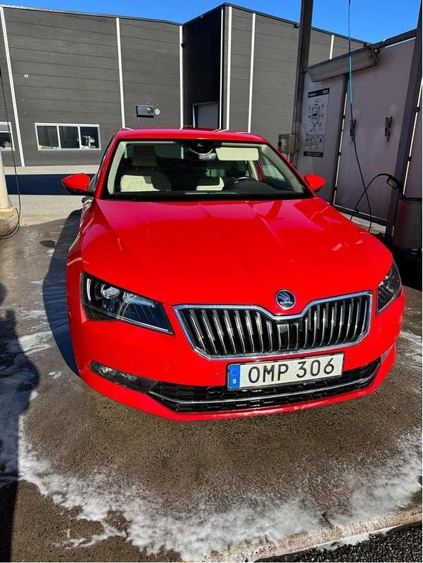 Röd Begagnad 2017 Skoda Superb LAURIN & KLEMENT Halvkombi | 170 000 kr (Marknadspris) - Bild 1/4
