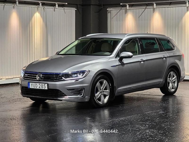 Silver Begagnad 2017 VW Passat GTE Kombi | 119 900 kr (Marknadspris) - Bild 1/4