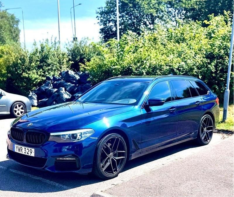 Blå Begagnad 2019 BMW 530 Sport Line Kombi | 274 900 kr (Superpris) - Bild 1/4