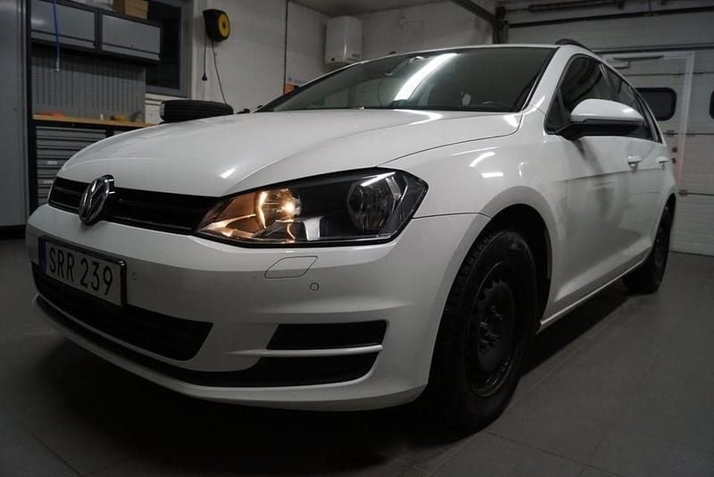 Vit Begagnad 2017 VW Golf VII Kombi | 95 000 kr (Superpris) - Bild 1/4