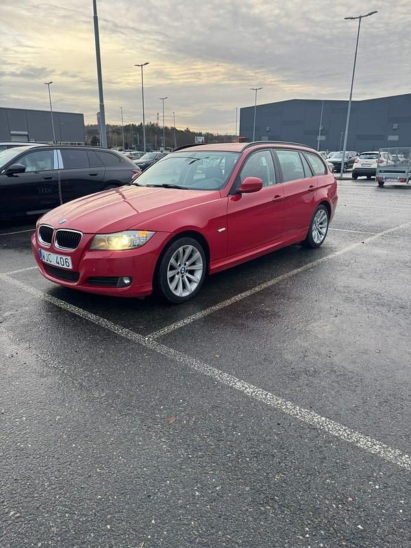 Begagnad 2011 BMW 318 Kombi | 57 800 kr (Marknadspris) - Bild 1/3
