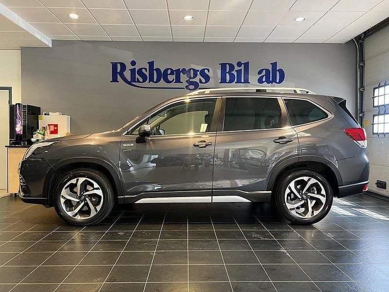 Grå Begagnad 2023 Subaru Forester SUV | 349 900 kr (Bra pris) - Bild 1/4