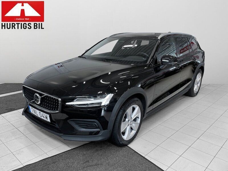 Svart Begagnad 2023 Volvo V60 CC Core Kombi | 369 700 kr (Marknadspris) - Bild 1/4
