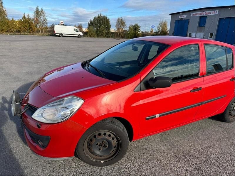 Röd Begagnad 2006 Renault Clio R.S. Halvkombi | 25 000 kr (Marknadspris) - Bild 1/4