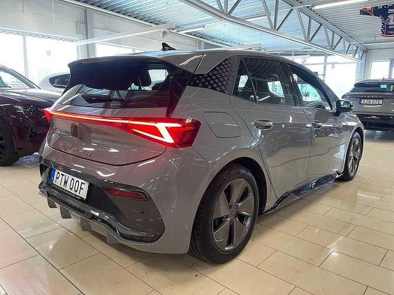 Begagnad Cupra Born 150 kW (204 HK) 2023 Gråmetallic Halvkombi