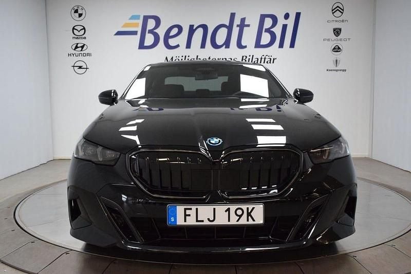 Begagnad BMW 550 Comfort Edition 490 HK (360 kW) 2025 Black sapphire metallic Sedan