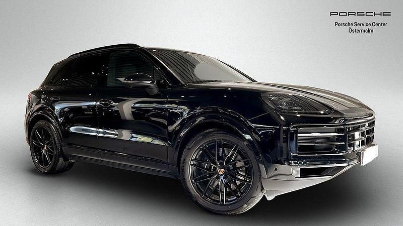 Svart (chromite black metallic) Begagnad 2024 Porsche Cayenne SUV | 1 175 000 kr (Marknadspris) - Bild 1/4