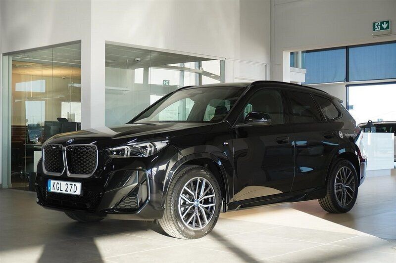 Svart Begagnad 2025 BMW iX1 Efficient Dynamics SUV | 569 800 kr - Bild 1/4