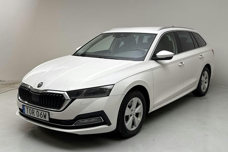 Vit Begagnad 2022 Skoda Octavia Kombi | 244 900 kr (Marknadspris) - Bild 1/4