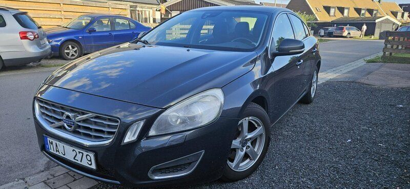 Grå Begagnad 2012 Volvo S60 Momentum Sedan | 66 000 kr (Marknadspris) - Bild 1/4