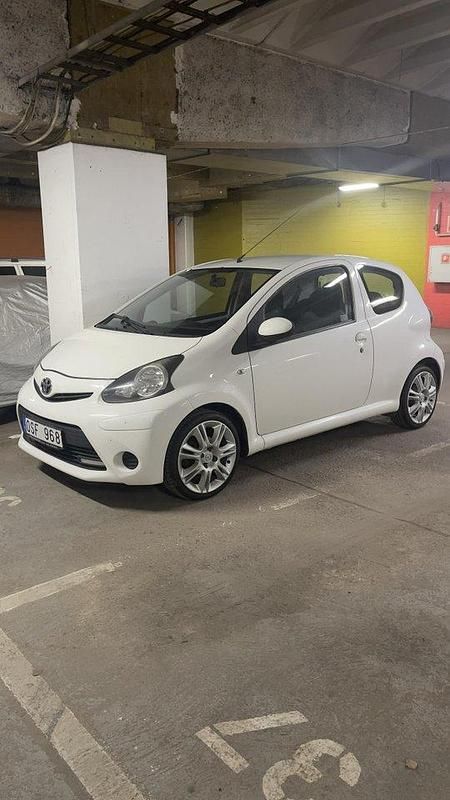 Vit Begagnad 2013 Toyota Aygo Halvkombi | 37 900 kr (Marknadspris) - Bild 1/4