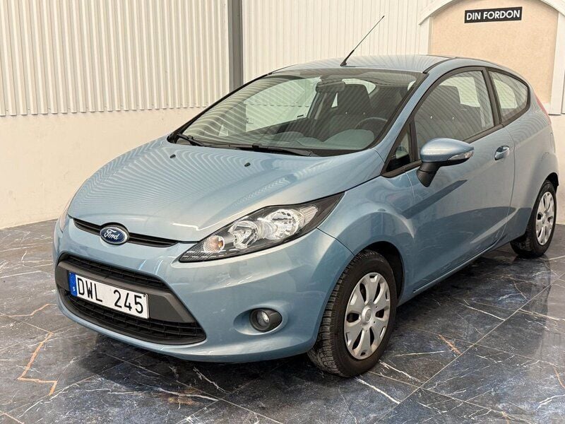 Ljusblå Begagnad 2009 Ford Fiesta Halvkombi | 49 900 kr (Marknadspris) - Bild 1/4