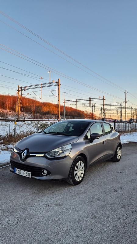 Grå Begagnad 2014 Renault Clio IV Halvkombi | 39 900 kr (Bra pris) - Bild 1/4
