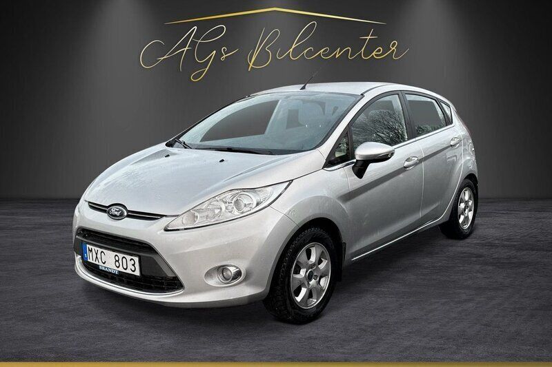 Grå Begagnad 2012 Ford Fiesta Titanium Halvkombi | 52 900 kr (Marknadspris) - Bild 1/4