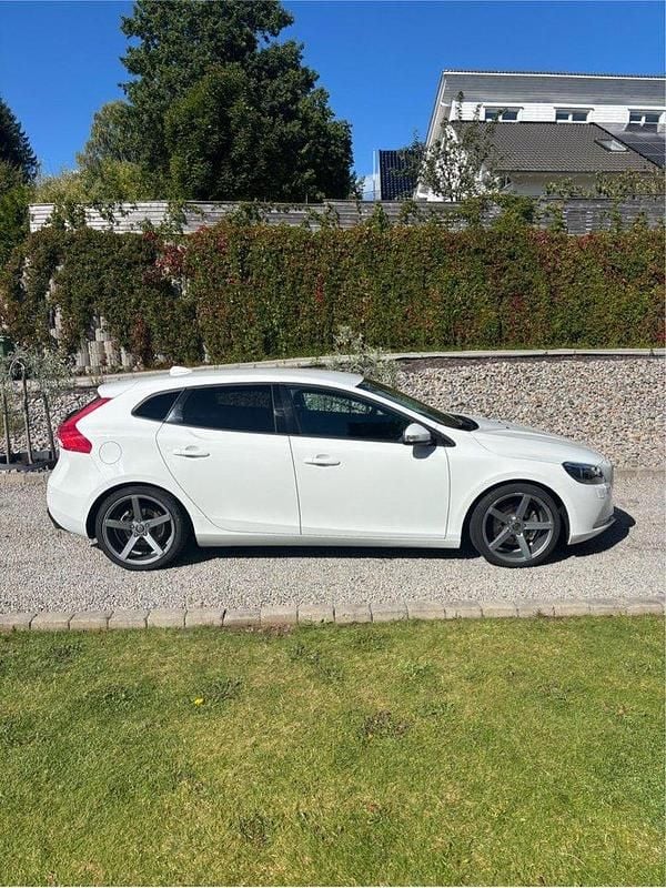 Vit Begagnad 2014 Volvo V40 Kinetic Kombi | 67 000 kr (Marknadspris) - Bild 1/4