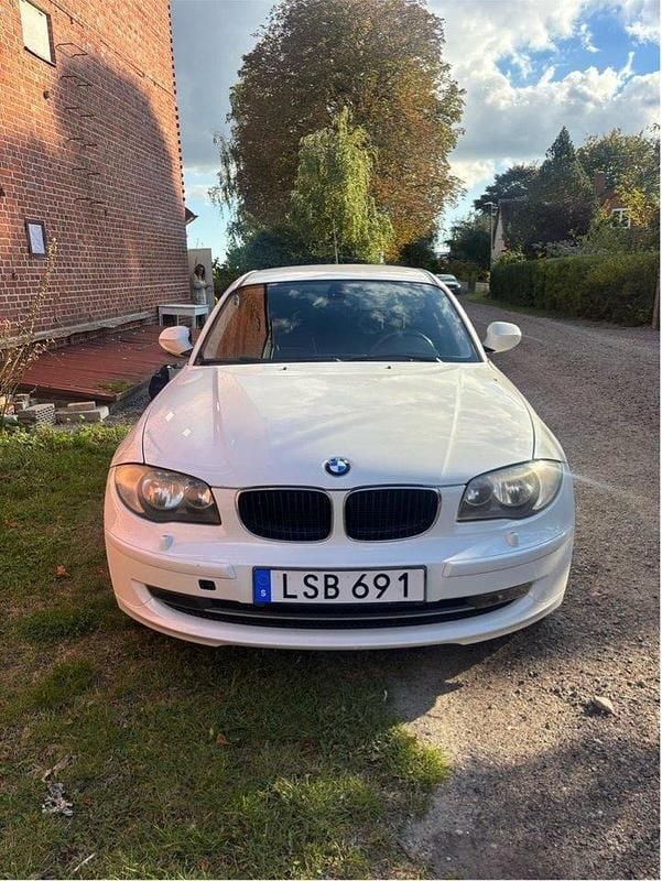 Vit Begagnad 2011 BMW 116 Comfort Edition Halvkombi | 70 000 kr (Bra pris) - Bild 1/4