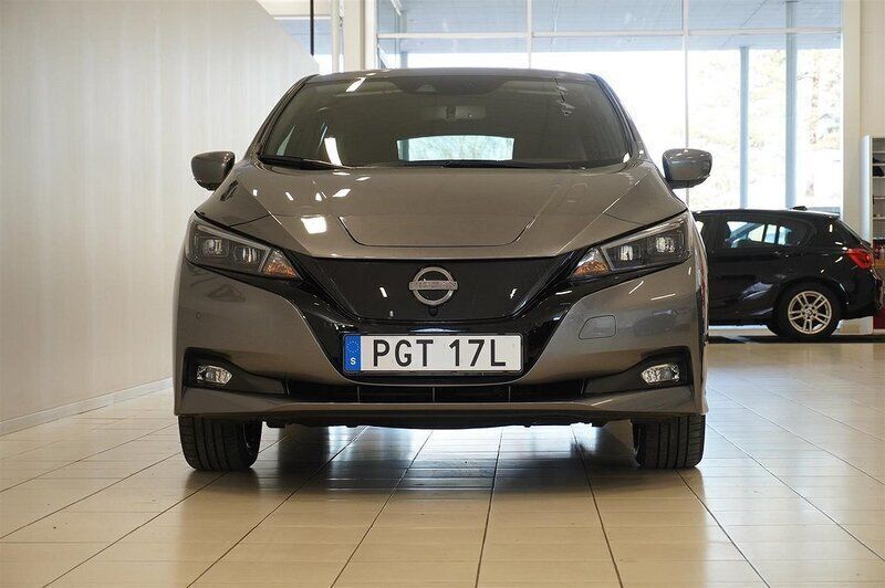 Begagnad Nissan Leaf Acenta 110 kW (150 HK) 2023 Grå/silver Halvkombi