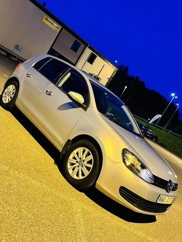 Silver Begagnad 2010 VW Golf VI Halvkombi | 60 000 kr (Marknadspris) - Bild 1/4