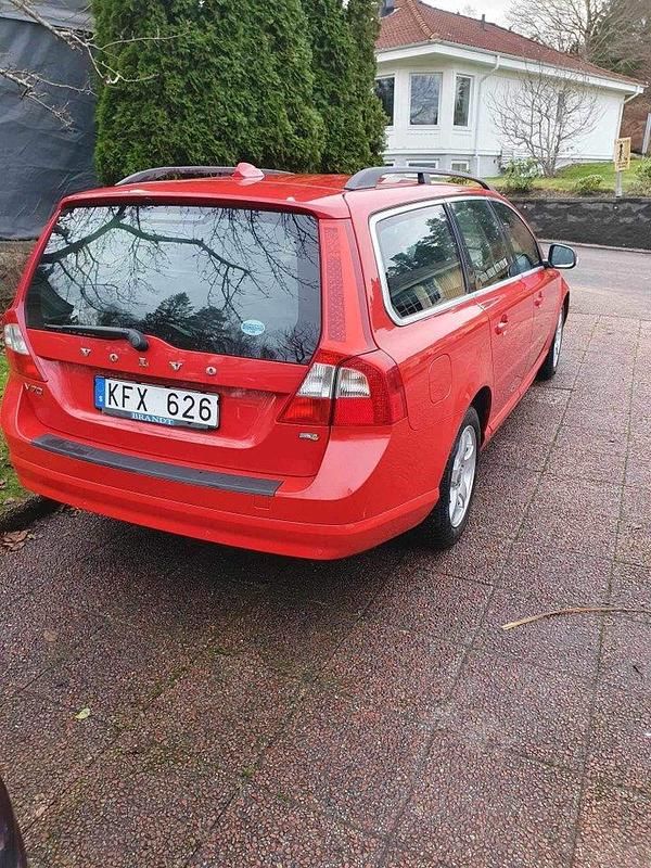 Röd Begagnad 2010 Volvo V70 Kombi | 48 000 kr (Marknadspris) - Bild 1/4