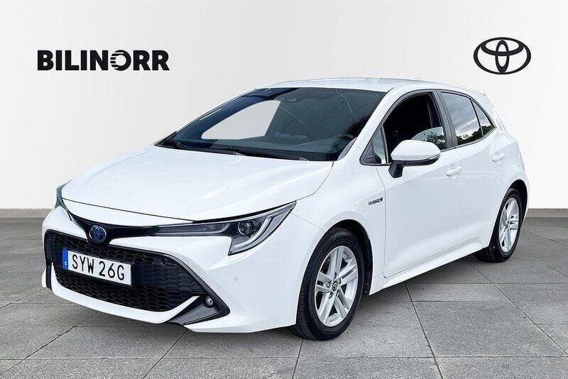 Vit Begagnad 2019 Toyota Corolla Hybrid Style Halvkombi | 209 900 kr (Marknadspris) - Bild 1/4