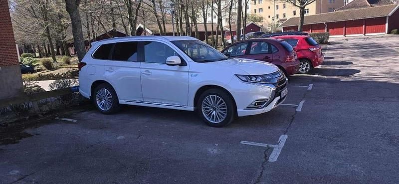 Diamond white Begagnad 2020 Mitsubishi Outlander SUV | 200 000 kr (Marknadspris) - Bild 1/4