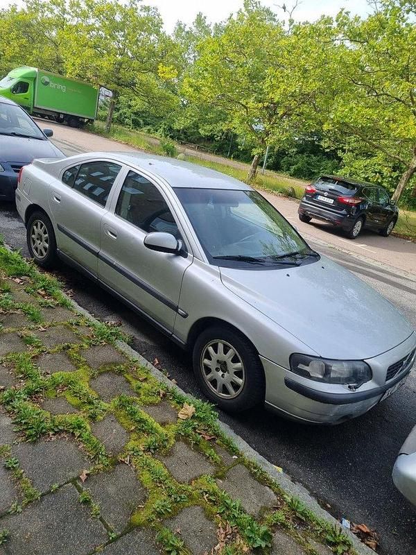 Grå Begagnad 2002 Volvo S60 Sedan | 11 000 kr (Superpris) - Bild 1/4