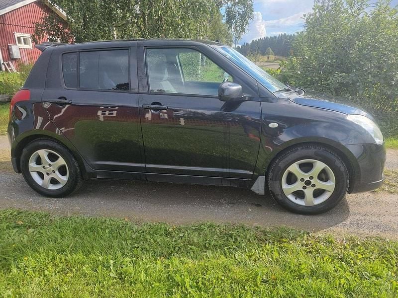 Svart Begagnad 2005 Suzuki Swift Halvkombi | 23 900 kr (Marknadspris) - Bild 1/4