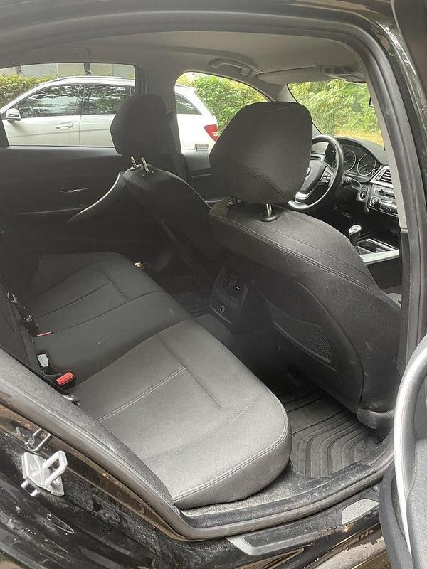 Röd Begagnad 2015 BMW 320 Sport Line Sedan | 140 000 kr (Marknadspris) - Bild 1/4