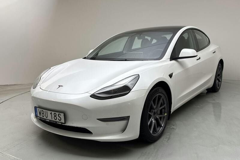 Vit Begagnad 2022 Tesla Model 3 Sedan | 289 000 kr (Marknadspris) - Bild 1/4