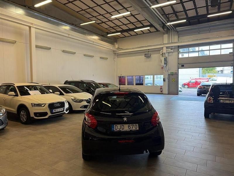 Begagnad Peugeot 208 82 HK (60 kW) 2012 Svart Halvkombi