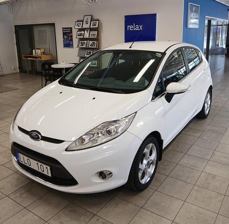 Begagnad Ford Fiesta 90 HK (66 kW) 2009 Frozen white Halvkombi