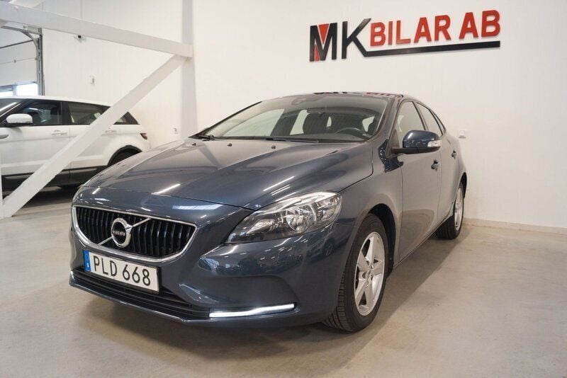 Mörkblå (blå) Begagnad 2017 Volvo V40 Kinetic Kombi | 169 900 kr (Marknadspris) - Bild 1/4