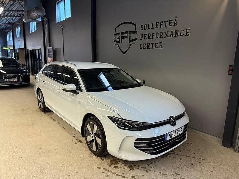 Vit Begagnad 2024 VW Passat Kombi | 359 900 kr (Dyr) - Bild 1/4