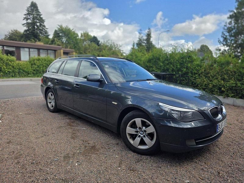 Grå Begagnad 2008 BMW 523 M Sport Kombi | 59 900 kr (Marknadspris) - Bild 1/4